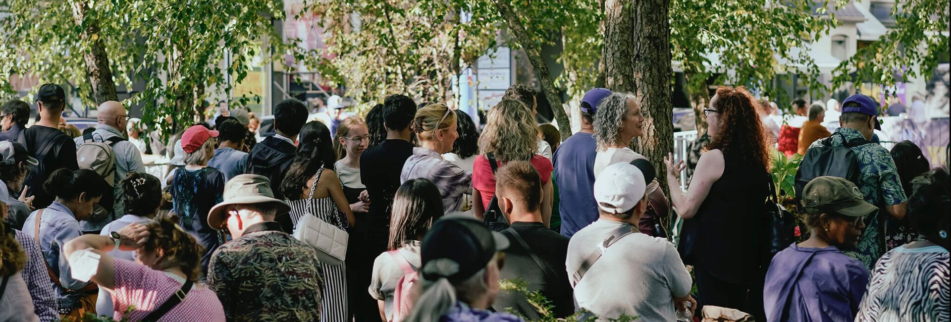 Open-Air-Publikum (Foto: Yi Wei, unsplash.com)